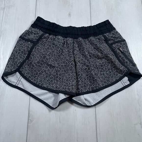 Lululemon Women’s 4 Black White Flower Lined Tracker Shorts 4” Stretch Gym - Picture 1 of 7